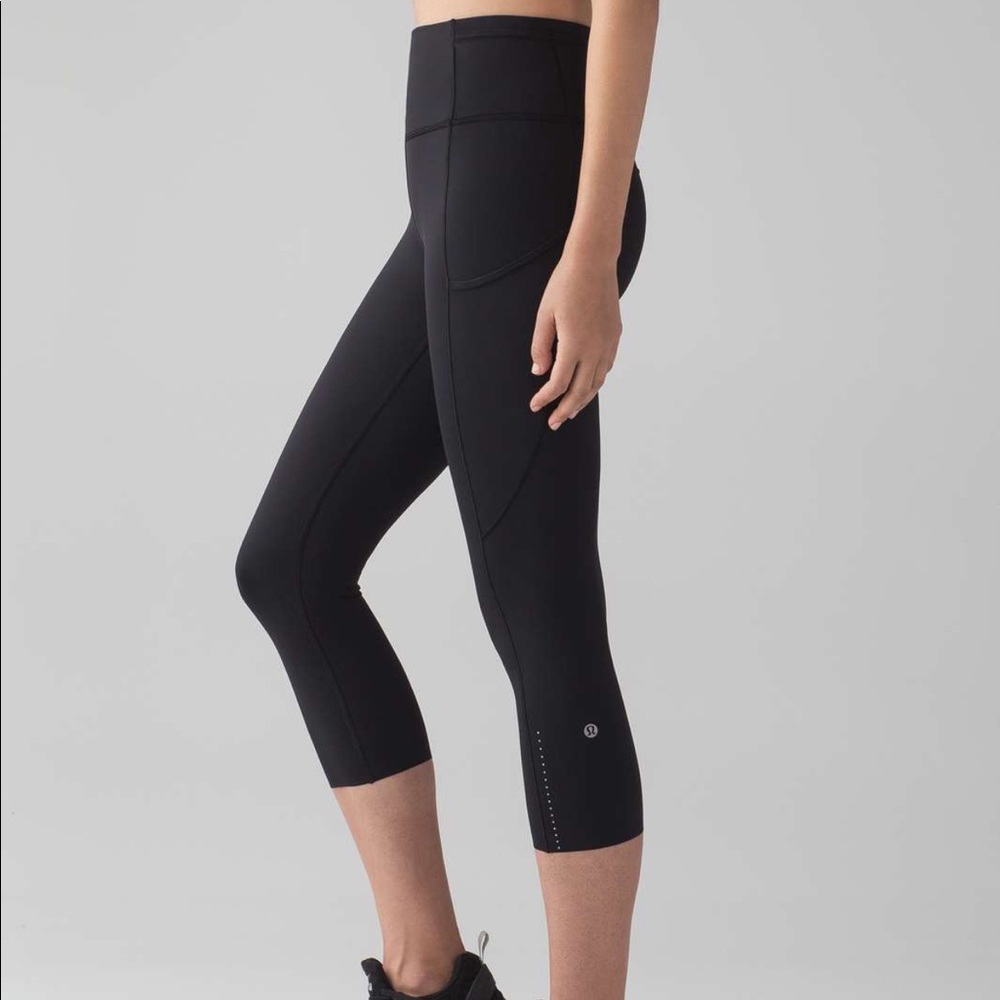 Lululemon fast and free crop black sz 4, EUC